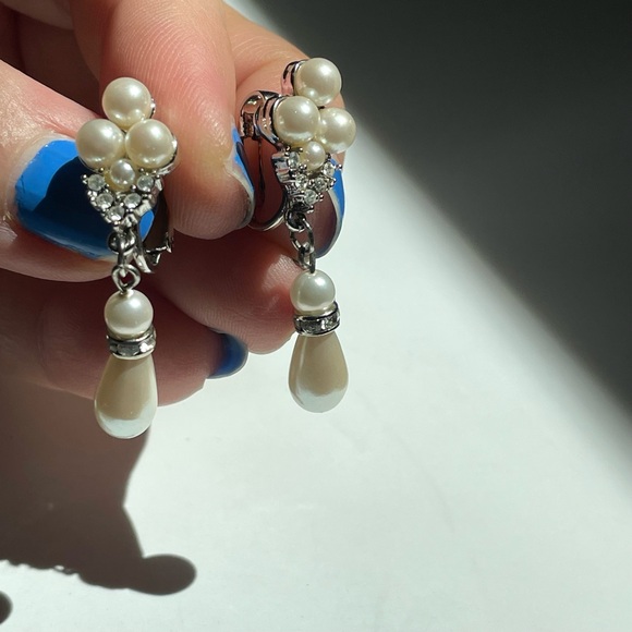 Vintage faux pearl dangle earrings rhinestones silvertone - Picture 2 of 7